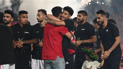  احتفال خاص من أكرم توفيق مع جماهير الأهلي (فيديو)