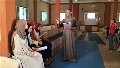 مُعلم لغة إنجليزية بالمنوفية، أصيب بغيبوبة فقرر إعطاء الكورسات مجانًا (فيديو)