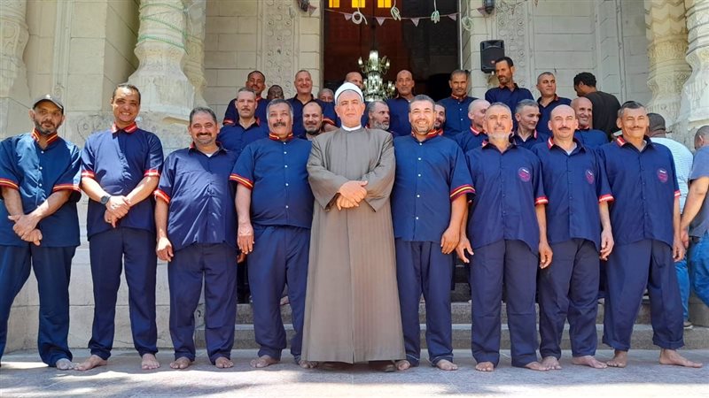 الزي الجديد لعمال