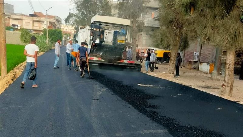 أعمال رصف طرق بمحافظة