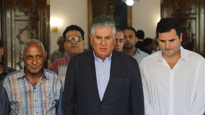 حفيد جمال عبد الناصر يقرأ الفاتحة على روح جده (صور)