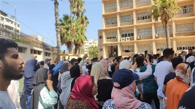 تجمع طلاب حقوق الإسكندرية احتجاجا على نتائج الامتحانات (صور)