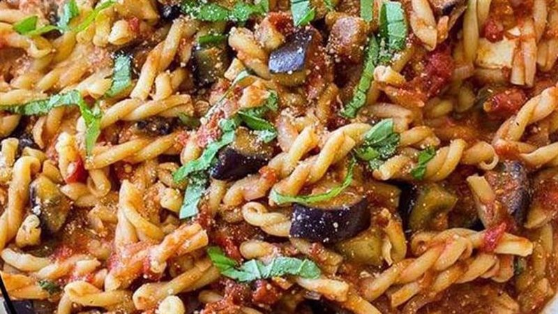 مكرونة بالصلصة والخضروات،