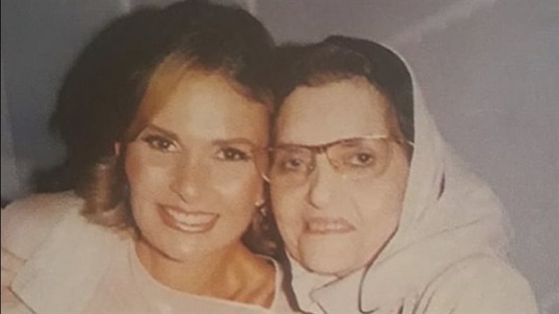 يسرا ووالدتها الراحلة،