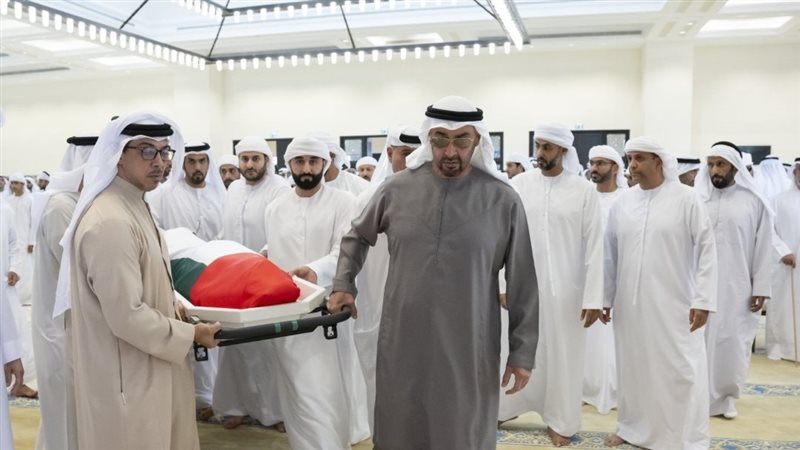 محمد بن زايد في جنازة