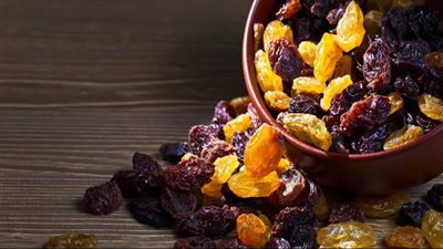 فوائد الزبيب، يعالج الإمساك والنحافة ويقي من السرطان