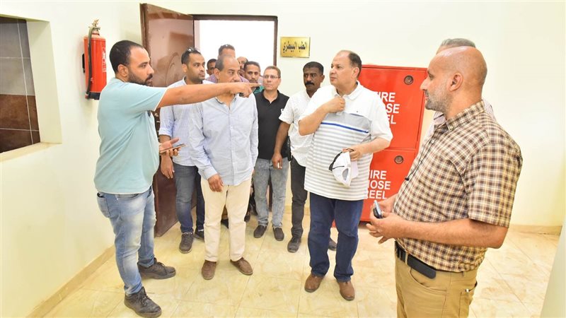 محافظ أسيوط أثناء