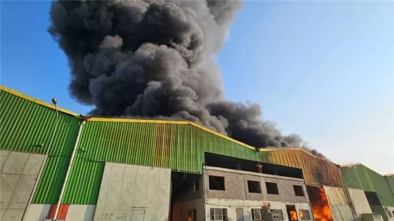 إخماد حريق داخل مصنع