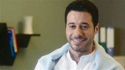 كواليس مشهد إنقاذ السعدني لـ هنا الزاهد في مسلسل سيب وأنا أسيب (فيديو)
