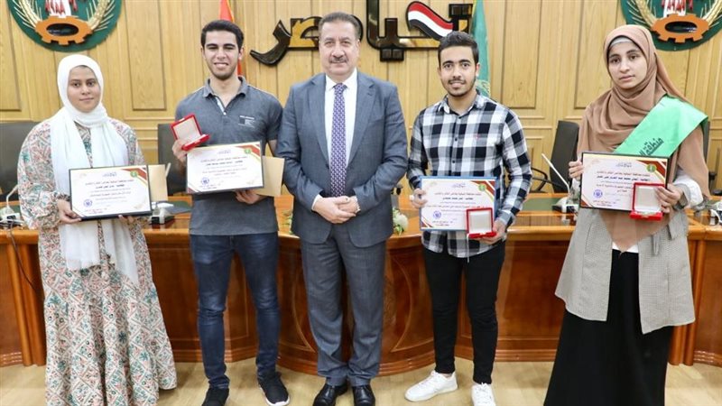 محافظ المنوفية مع