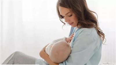 متى يجب منع الأم المرضعة من صيام رمضان نهائيًا؟ (فيديو)