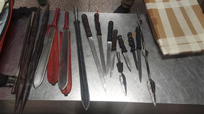 ضبط راكب أجنبي بحوزته 17 سلاحا أبيض متنوعا في مطار القاهرة