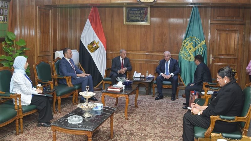 محافظ القليوبية وسفير،