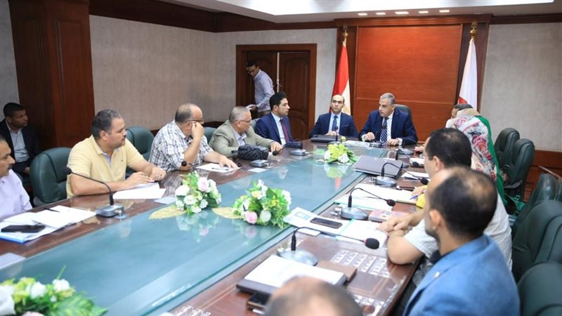 محافظ سوهاج يعقد