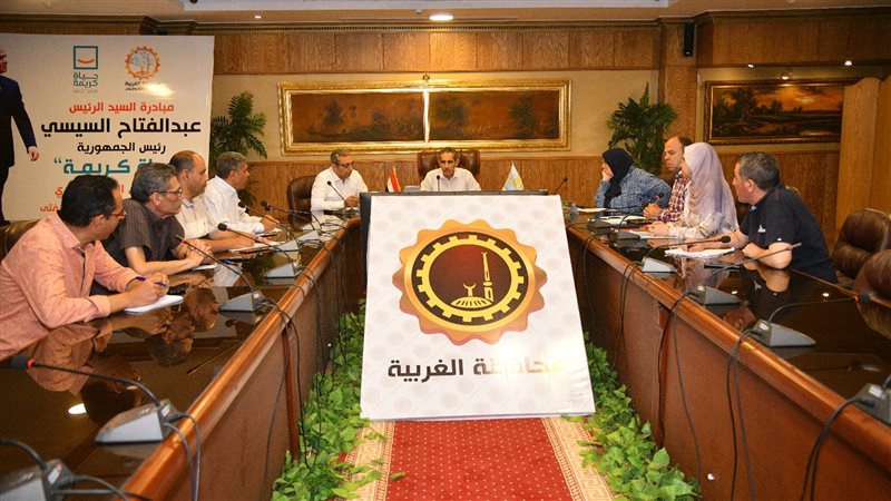 محافظ الغربية يناقش