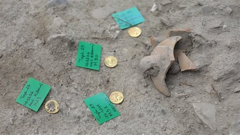 اكتشاف نقود ذهبية