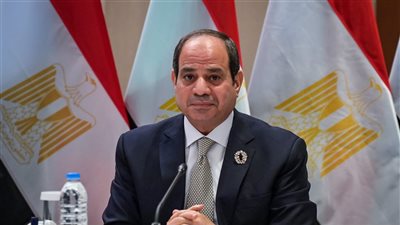 السيسي يتبادل التحية مع أهالي السلوم