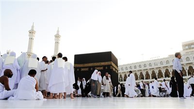 شركات السياحة تعرض برامج الحج والعمرة بالتقسيط.. سعر الصرف بالسوق السوداء السبب الأساسى فى ارتفاع الأسعار