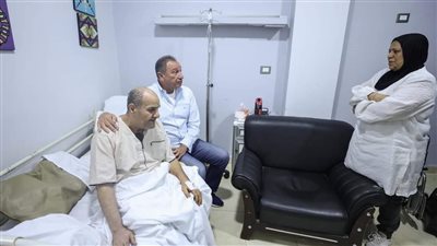 الخطيب يطمئن على الحالة الصحية للكابتن حمدي جمعة لاعب الأهلي السابق (صور)