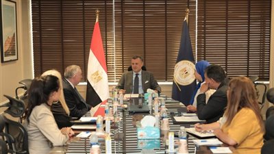وزير السياحة والآثار يلتقي الرئيس الشرفي لمركز جون كينيدي للفنون المسرحية