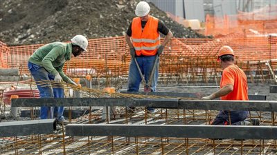 عودة تراخيص البناء تشغل بال المصريين، والنشطاء: العمال هيرجعوا يشتغلوا تاني