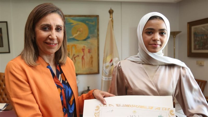 وزيرة الثقافة مع