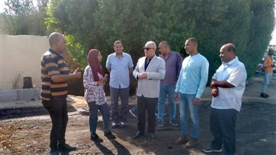 محافظ الأقصر يتفقد أعمال رصف شارع عزبة الورد جنوب المدينة