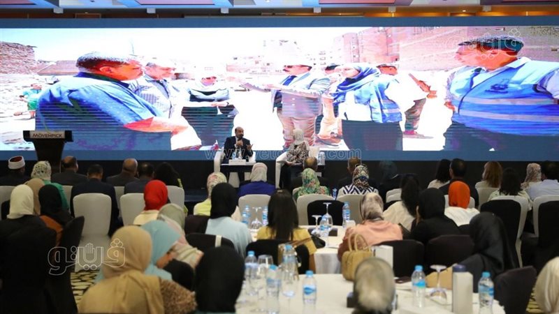 محافظ أسوان مع طلاب