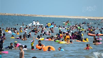 وسط ألعاب مائية وأمواج هادئة، الآلاف على شواطئ بورفؤاد لقضاء عطلة نهاية الأسبوع (صور)