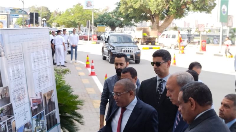 وزير التنمية المحلية،