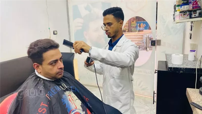 دكتور بدرجة حلاق