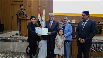 محافظ جنوب سيناء يسلم 2 دراجة هوائية وشهادات تقديرية لأسر الشهداء 