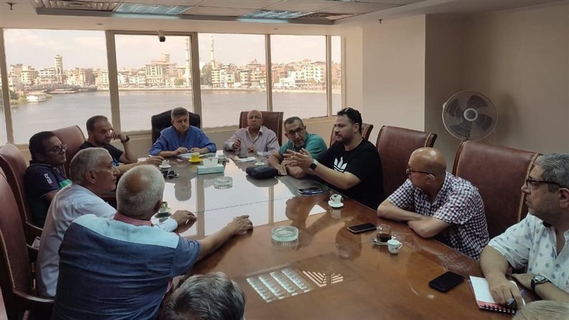 الجمارك تعد بحل مشاكل