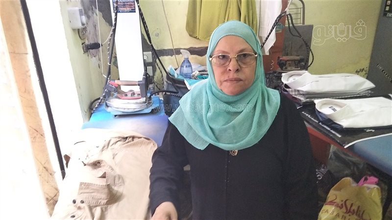 سيدة تعمل مكوجية،