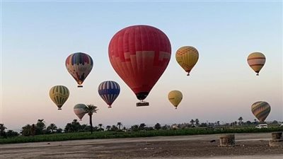 إطلاق 12 رحلة بالون طائر في سماء الأقصر