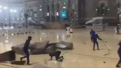 رياح عاتية في مكة المكرمة تطيح بالعمال والمعتمرين وتثير خوف النشطاء (فيديو)