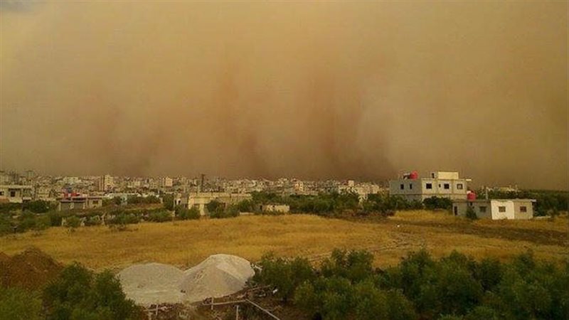 عاصفة ترابية تضرب