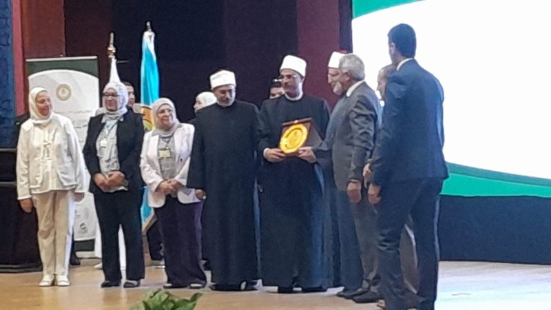 اهداء درع جامعة الأزهر
