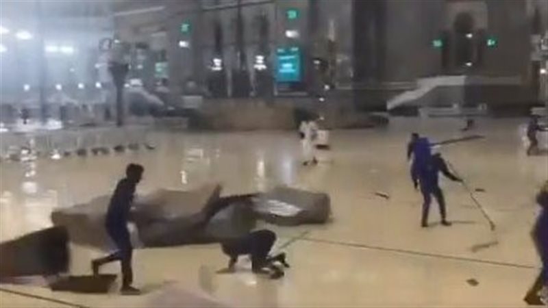 رياح مكة تطيح بالعمال،