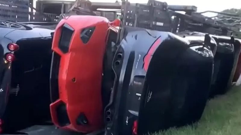  حادث مرورى على طريق
