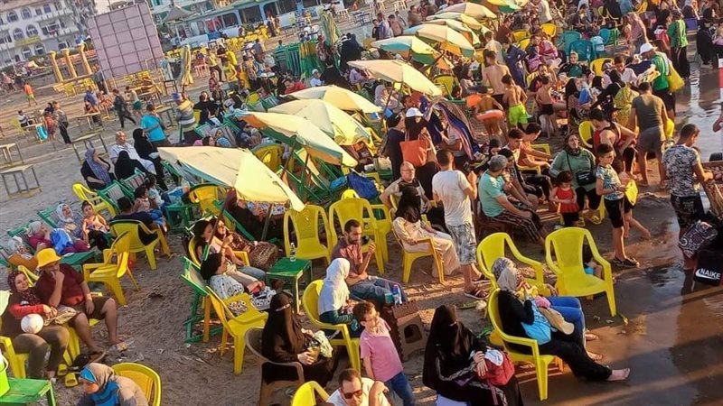 اقبال كبير علي شواطئ
