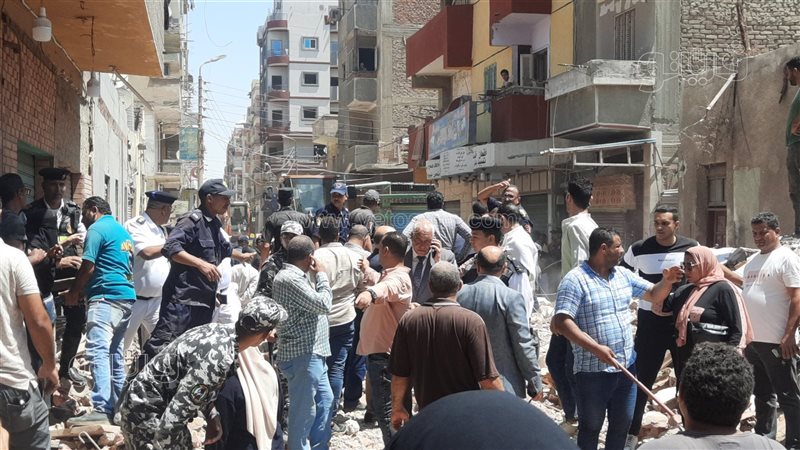 لحظة استخراج الجثمانين،