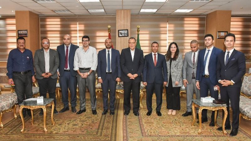 محافظ الشرقية يلقى