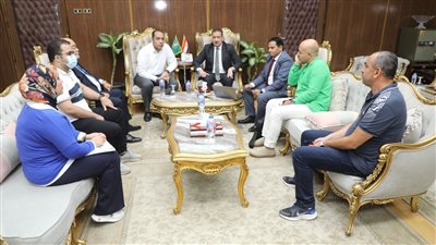 سوق متعدد الطوابق، محافظ المنوفية يناقش آليات تنفيذ بعض المشروعات