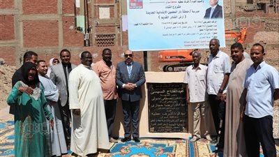 بعد 20 عامًا، محافظ أسوان يضع حجر الأساس لإنشاء مدرسة ملحقة بدار المعلمين الابتدائية (صور)