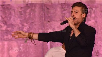 بالحلق والسبحة، عز الأسطول يغرد في مهرجان القلعة (فيديو)