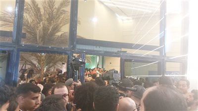 فوضى في العرض الخاص لفيلم أولاد حريم كريم بالإسكندرية ومصطفى قمر يمتص غضب الجمهور (صور)