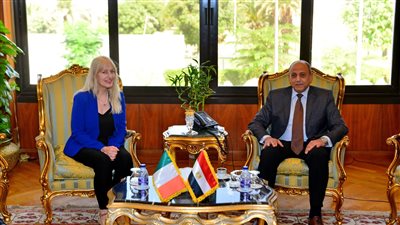 وزير الطيران يلتقي سفيرة أيرلندا بالقاهرة لتعزيز أوجه التعاون 