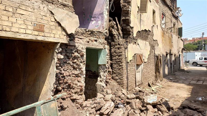 رفع أنقاض عقار منها
