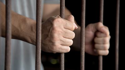 مباحث الجيزة تستمع لشهود العيان بواقعة إلقاء عاطل ماء نار على عامل وابنه
